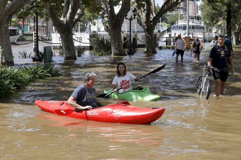 todavia-rige-el-alerta-por-la-crecida-del-rio-de-la-plata:-los-dos-distritos-mas-afectados