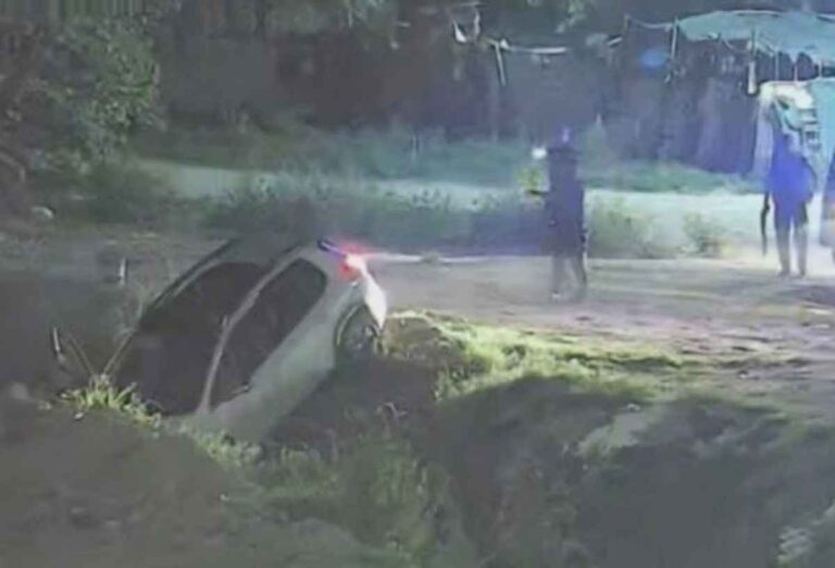 de-pelicula.-huian-de-la-policia-tras-un-robo-y-se-arrojaron-del-auto-en-movimiento-antes-de-que-cayera-en-una-zanja