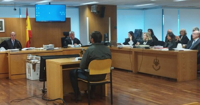 Un conductor de ambulancias que degolló a un enfermero: «Le corté el cuello pero no soy un asesino»