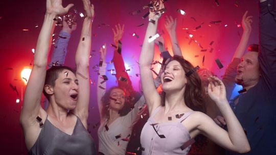 «Liberados de las garras del Estado» El gobierno confirmó que fiestas y hoteles no deberán pagar por reproducir música y películas