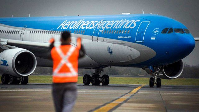Pilotos de Aerolíneas Argentinas cancelaron vuelos y la empresa suspende negociación salarial
