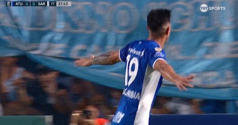 Atlético Tucumán aprovechó un blooper, venció a Sarmiento y se mantiene en la carrera por el título