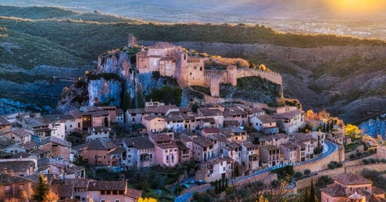 Uno de los pueblos más bonitos de España está en Huesca: una colegiata del siglo IX, calles medievales y una ruta por pasarelas