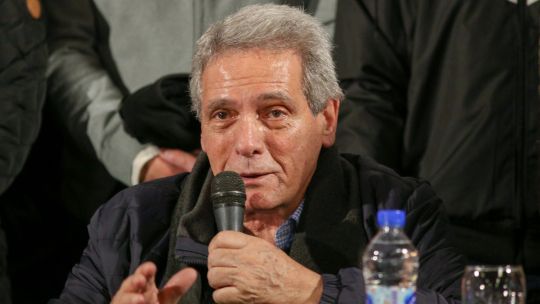 Procesaron y embargaron a Carlos Acuña, uno de los jefes de la CGT, por liderar el bloqueo a una estación de servicio