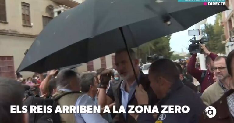 Los Reyes, Sánchez y Mazón, recibidos con gritos y lanzamiento de objetos en su visita a Paiporta