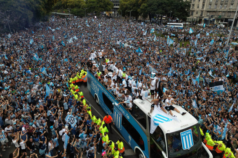La locura del Racing campeón en el Obelisco