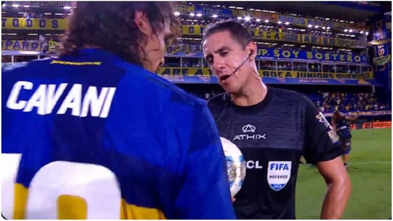 El árbitro de Boca-Vélez reconoció su error de pedirle la camiseta a Edinson Cavani: «Siempre pasó y va a seguir pasando»