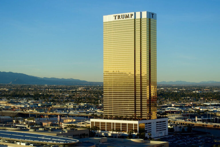 Un auto explotó en la entrada de la Torre Trump en Las Vegas