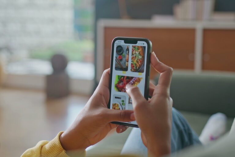 Más cara y menos sana: pedir comida en una pantalla en vez del menú de papel hace que gastemos más y elijamos platos menos saludables