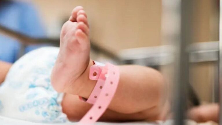 Santa Fe: le dejaron un bisturí eléctrico sobre la pierna durante la cesárea y quemaron a su beba