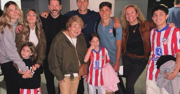 La foto familiar de los Simeone tras golear 3-0 al Rayo Vallecano