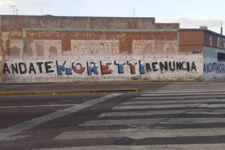Escándalo en San Lorenzo: aparecieron pintadas pidiendo la renuncia de Moretti