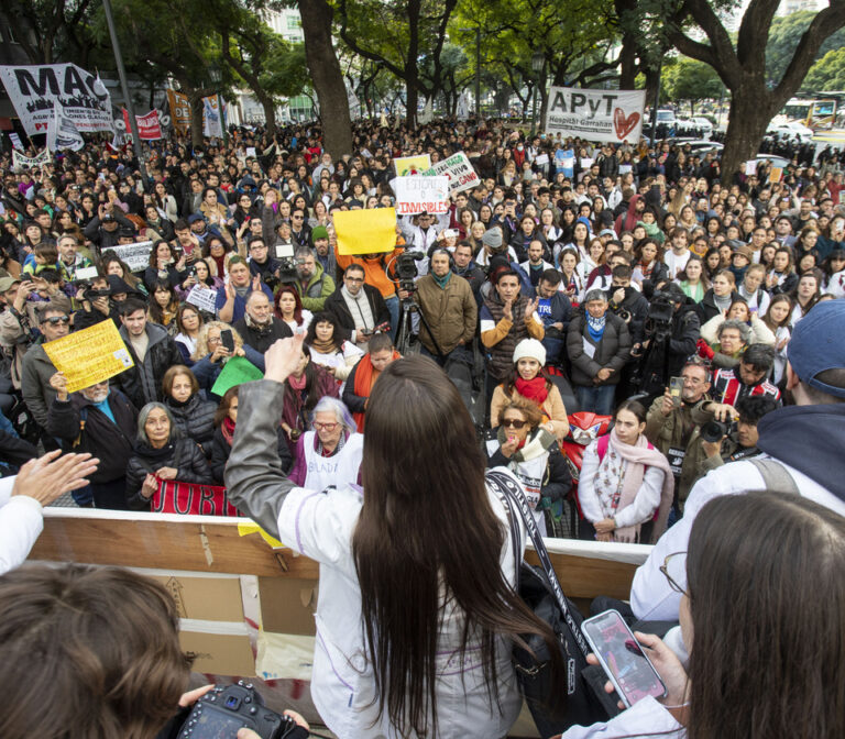 Garrahan: el Gobierno concedió un aumento a los residentes, pero siguen las asambleas