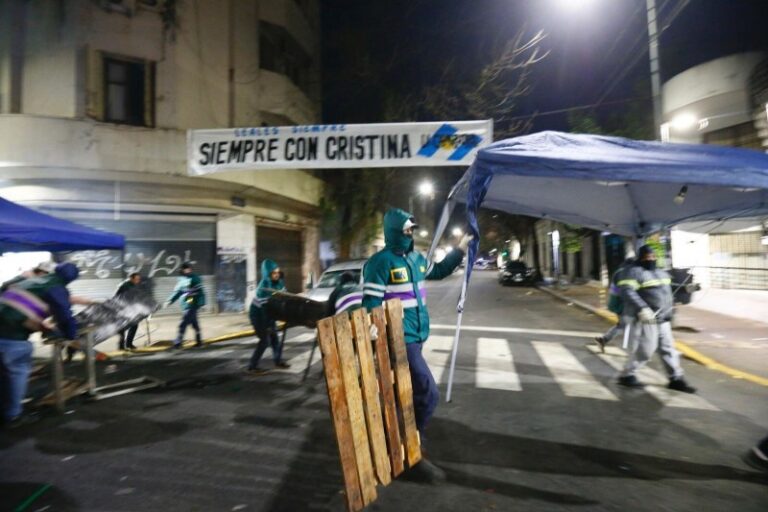 Cientos de militantes vuelven a la casa de Cristina Kirchner a pesar del sorpresivo desalojo