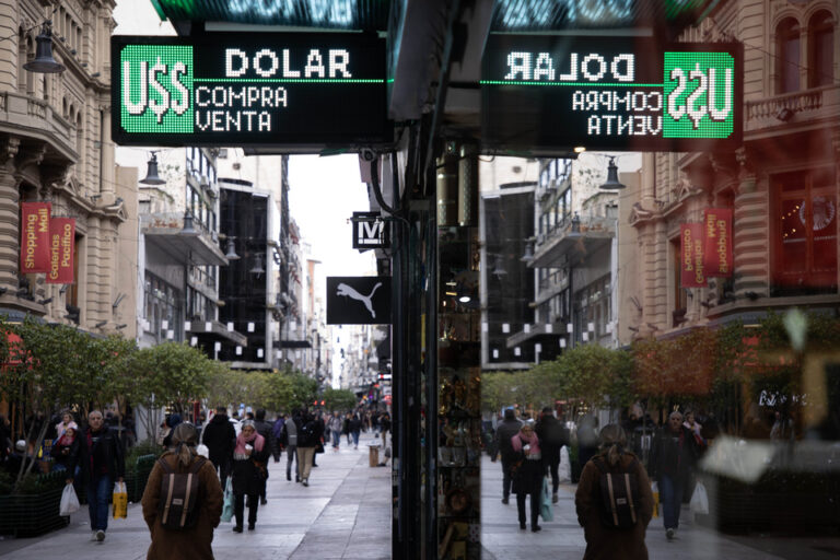 Trepa el dólar por la tensión global