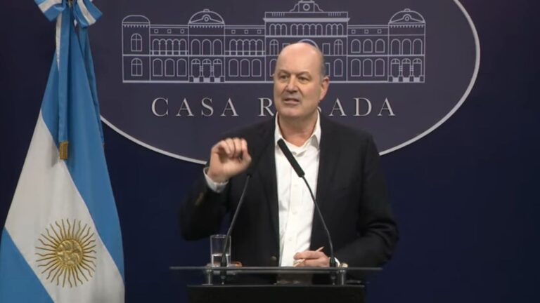 El Gobierno detalló los 65 decretos con los que disolvió y fusionó organismos