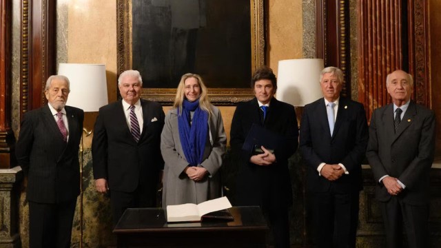 En el Jockey Club, Milei pidió que «las élites recuperen el coraje» e inviertan en Argentina