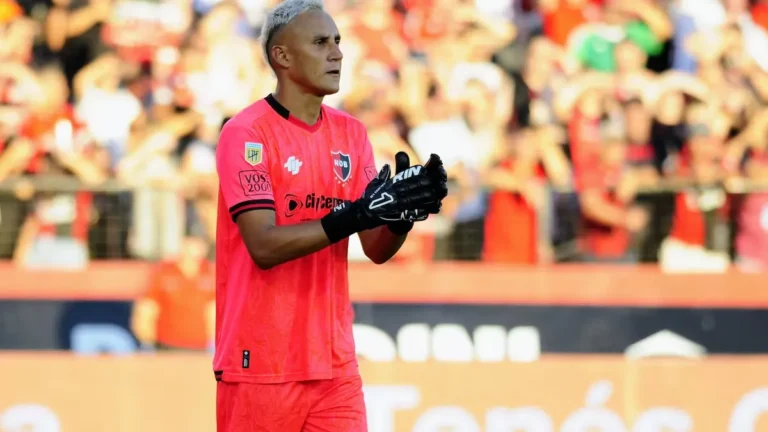 Keylor Navas sigue forzando su salida de Newells, volvió a bajarse de un partido y tiene las horas contadas