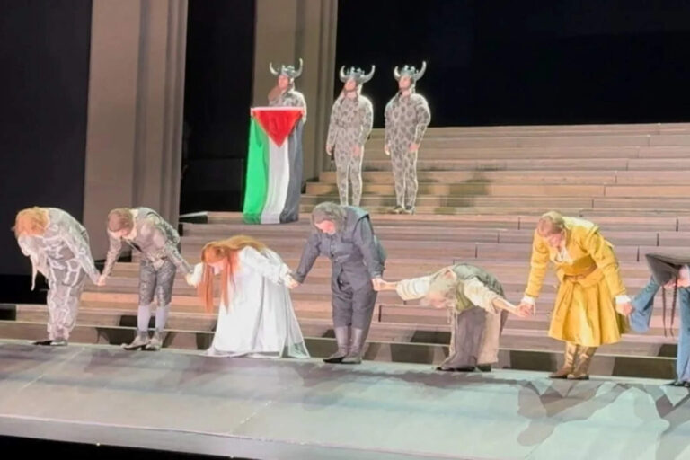 Vergonzoso: despliegan bandera palestina en una ópera en Londres