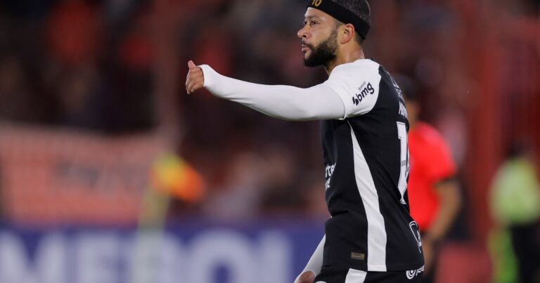 Tensión en Corinthians: aparecieron pintadas contra Memphis Depay luego de perder el clásico ante San Pablo