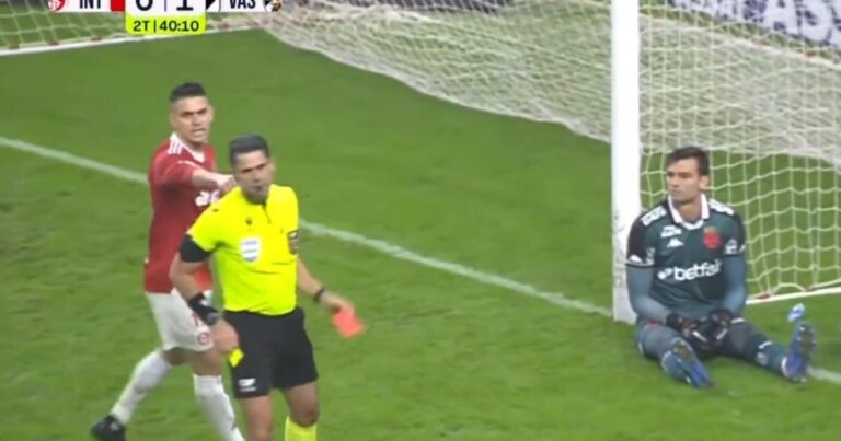 Alguna vez tenía que pasar: en Brasil, un arquero fue expulsado por hacer tiempo