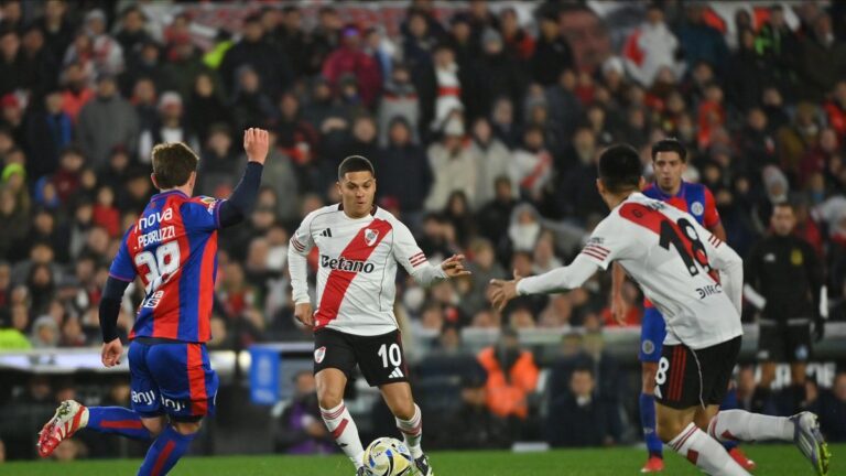 River, sin ideas en ataque, decepcionó y empató ante San Lorenzo