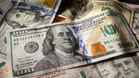 El dólar trepó a $1.325 a pesar de la «supertasa» de Caputo y la intervención del Banco Central