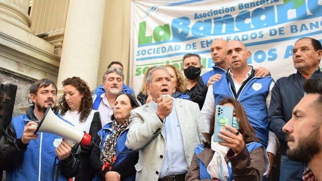 La Bancaria profundiza las protestas en el Santander: paros en las tres últimas horas de atención al público