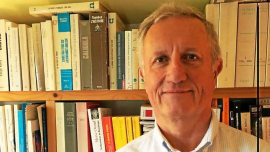 El politólogo francés Gérard Guillerm sostiene que Milei no podrá dejar de insultar