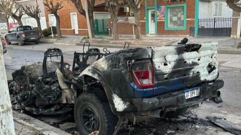 Video: prendieron fuego una camioneta a nombre de Marcos Rojo que cuesta $100 millones