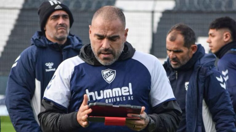 Escándalo en Quilmes: DT y presidente a las piñas, y el plantel votó por una expulsión