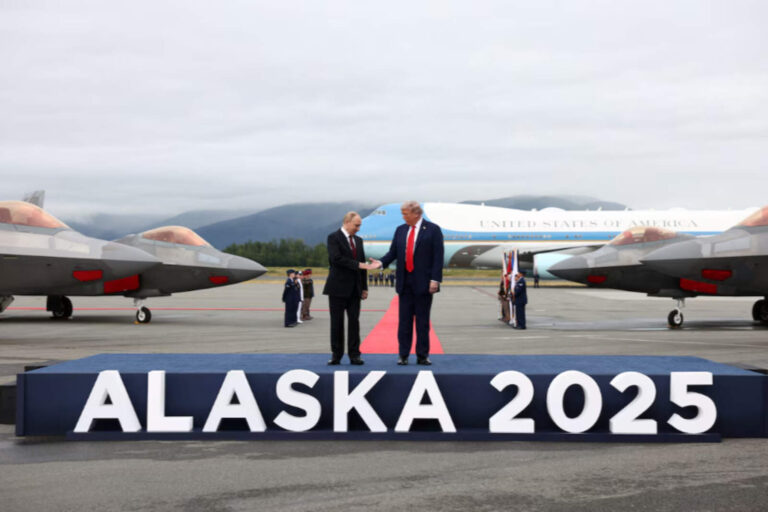 Las mejores fotos de la cumbre entre Donald Trump y Vladimir Putin en Alaska