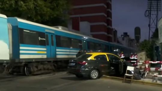 Locura en Flores: un taxi cruzó con barreras bajas, el tren lo embistió y el conductor escapó corriendo por las vías
