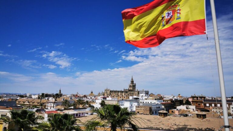 Si vas a viajar a España prestá atención: por qué no es una buena opción pagar en dólares