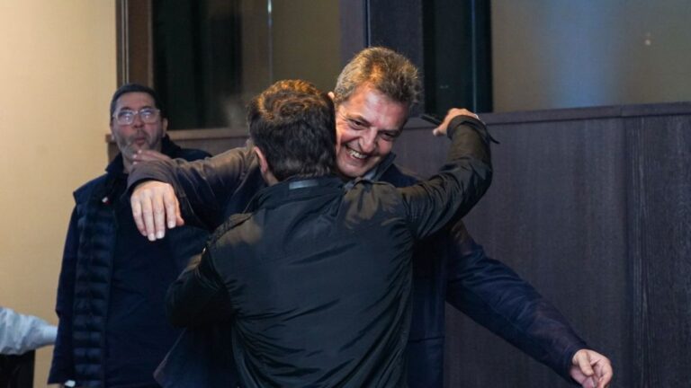 La foto de la unidad: el abrazo de Sergio Massa y Axel Kicillof tras conocerse los resultados
