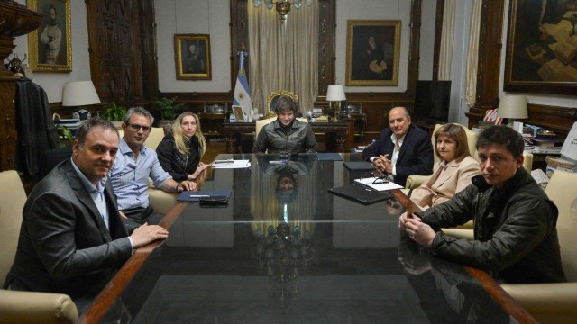 «Vamos a defender el rumbo»: Milei encabezó la primera reunión de la nueva mesa política y suspendió un viaje a España