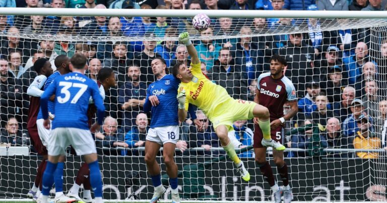 Dibu Martínez volvió a salvar al Aston Villa, que empata ante el Everton