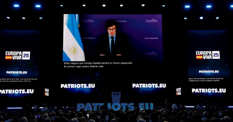 Milei participó por video en un acto de Vox en Madrid y dijo que se quedó en Argentina para defender su gestión «con uñas y dientes»