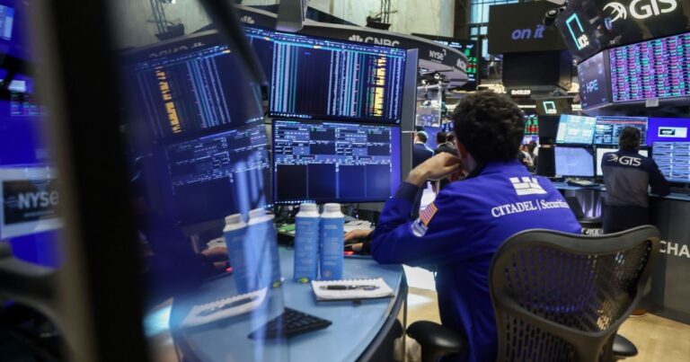 Las acciones argentinas ensayan leves rebotes en Wall Street y el dólar concentra las miradas tras el jueves negro