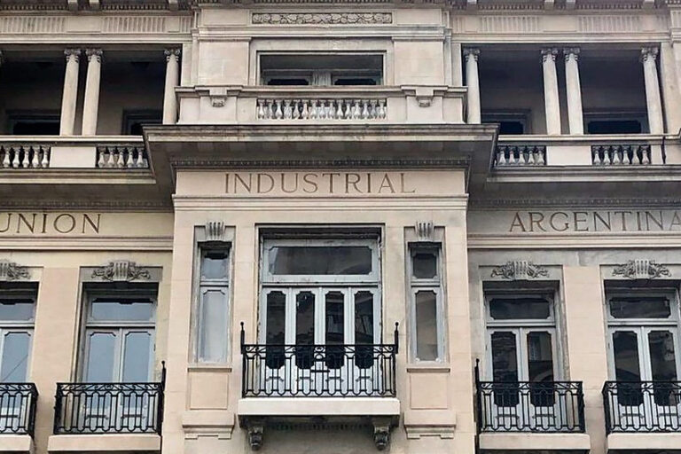 La UIA, lejos de Trump y muy cerca de la crisis