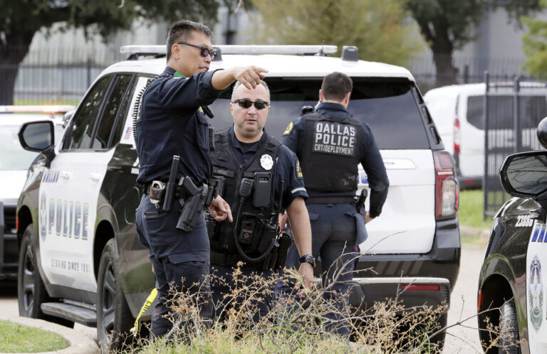 Un francotirador atacó un centro de detención de inmigrantes en Dallas