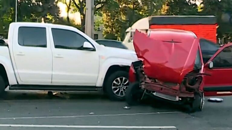 Choque múltiple en Panamericana y General Paz entre tres camionetas: una transportaba caballos