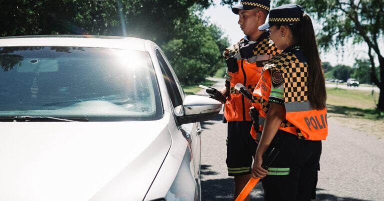 Una turista agredió y escupió a un policía durante un control de tránsito en una ruta de Córdoba: quedó detenida
