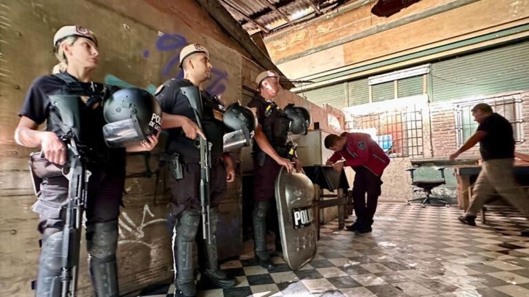 La policía porteña desalojó «La Casona», un predio de Costanera Sur tomado por más de 16 añosos