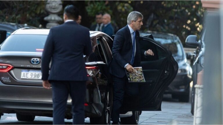 Crédito en dólares: cómo es la estrategia que Luis Caputo planea impulsar a través del Congreso?