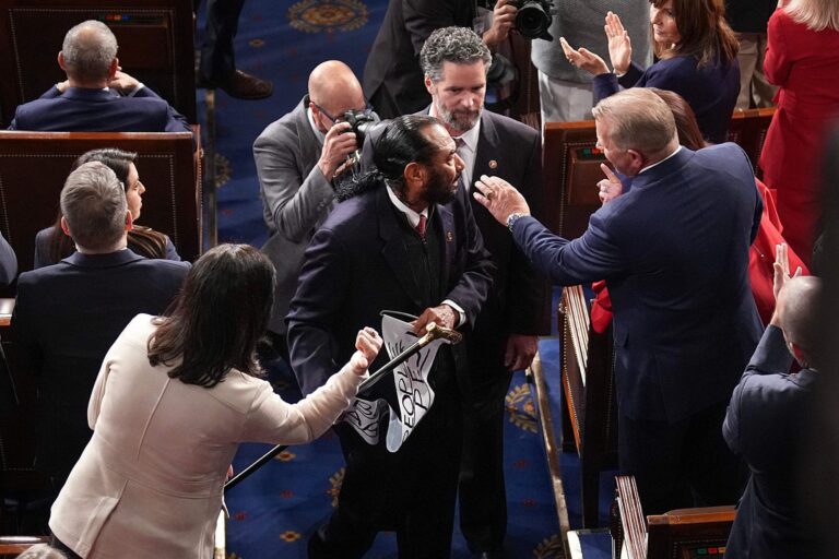 Un expulsado por un cartel, un fuerte cruce y la mayor ovación de la noche: las perlitas del discurso de Trump en el Congreso