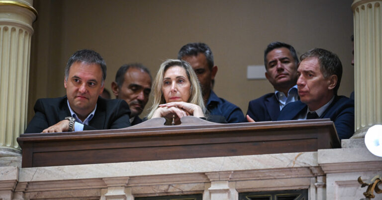 La interna, en su momento más caliente: Karina busca correr a Santiago Caputo y apunta a todas sus áreas