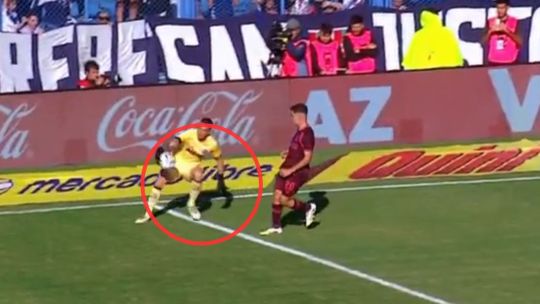Agarró la pelota con la mano fuera del área estando amonestado, pero no vio la roja