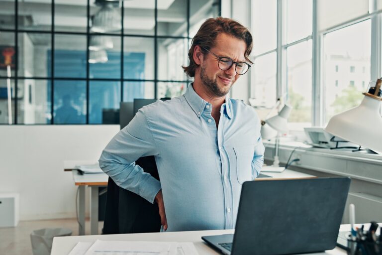 Ilustración de una columna vertebral sana y consejos para su cuidado.