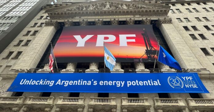 Gráfico de evolución de acciones con logos de YPF y Burford en el fondo